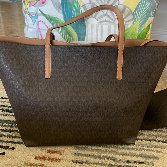 Michael Kors Tote Bag - Picture 4 of 6